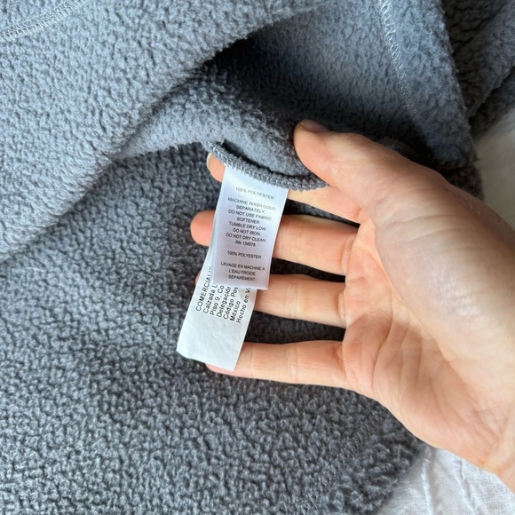 Vineyard Vines Gray Fleece with Red Trim Zipper Quarter Zip - Picture 4 of 8